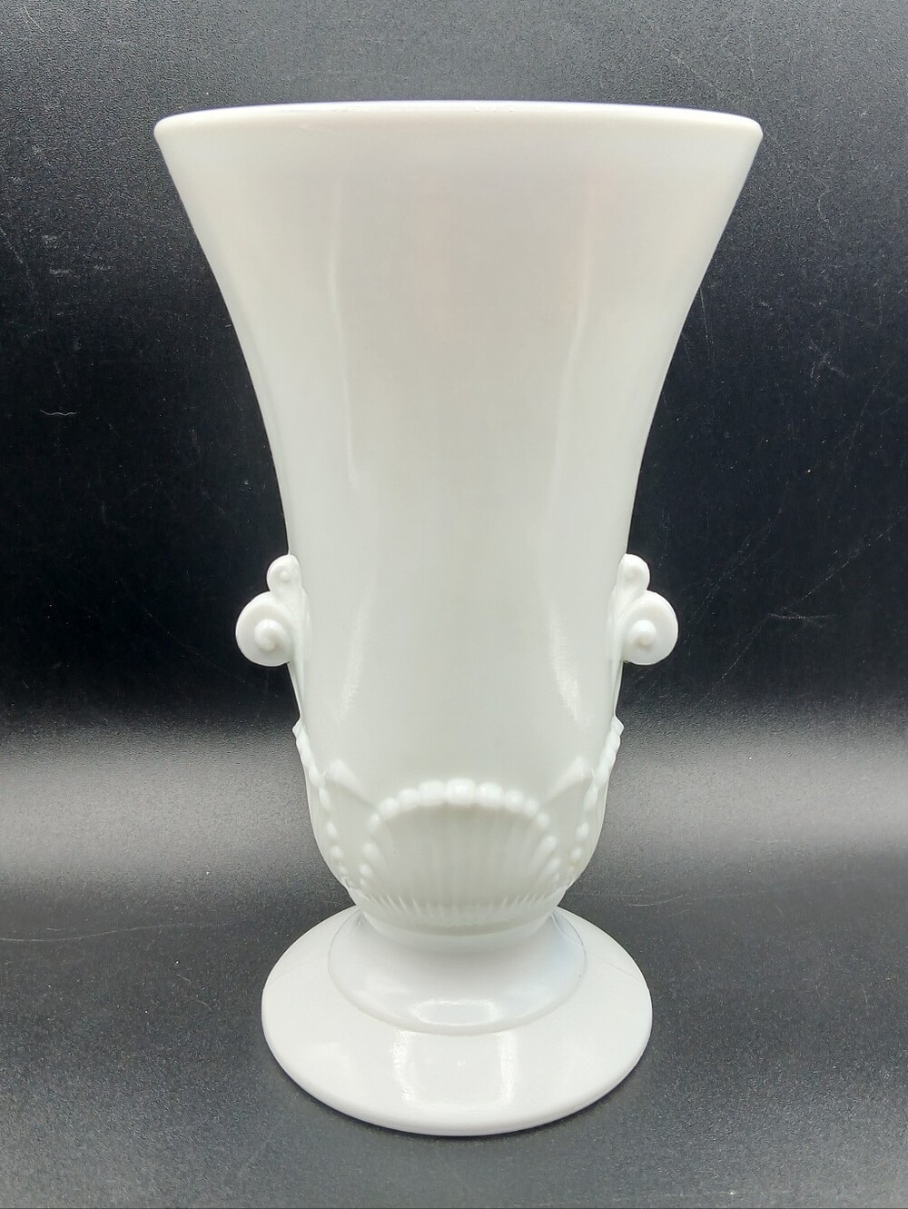 Vintage Anchor Hocking Vitrock White Milk Glass Scallop Seashell Pattern Vase